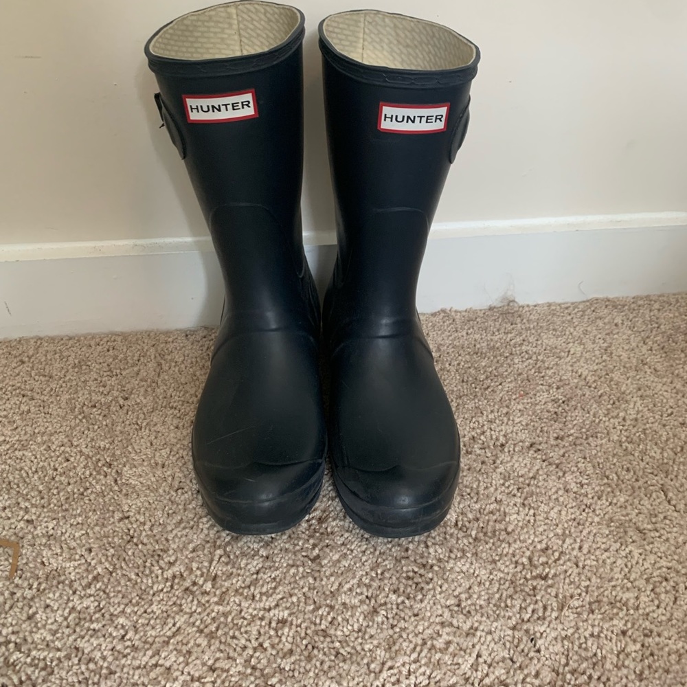 Hunter Original Short Boot in Navy—Rarely Worn! Perfect Rain Boots